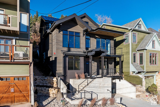 Photo 17 for MLS #2055752 at 455 Woodside Ave