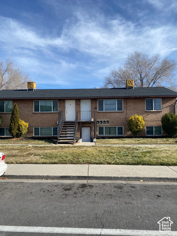 View of front of house with a front yard