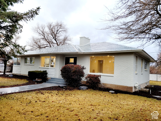 View of front facade with a front lawn