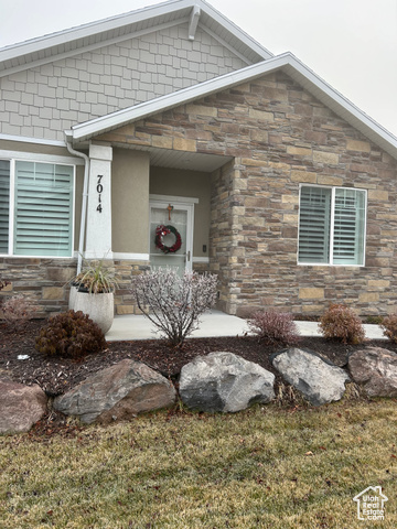 View of front of home featuring a front yard