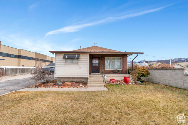 Bungalow with a front yard