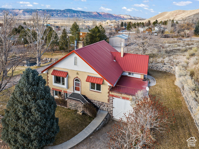 Drone / aerial view featuring a mountain view