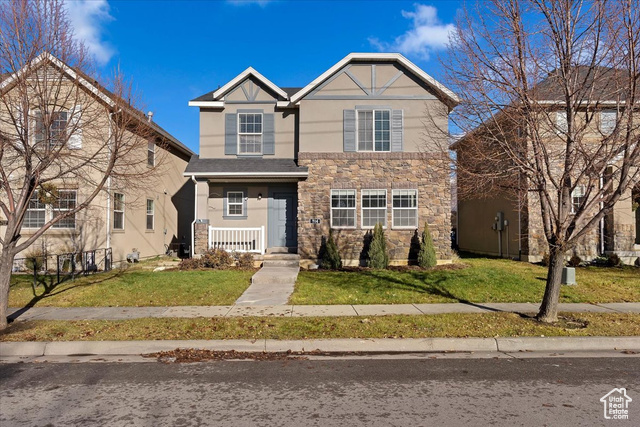 View of front property featuring a front yard