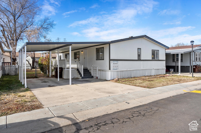 Manufactured / mobile home with a carport