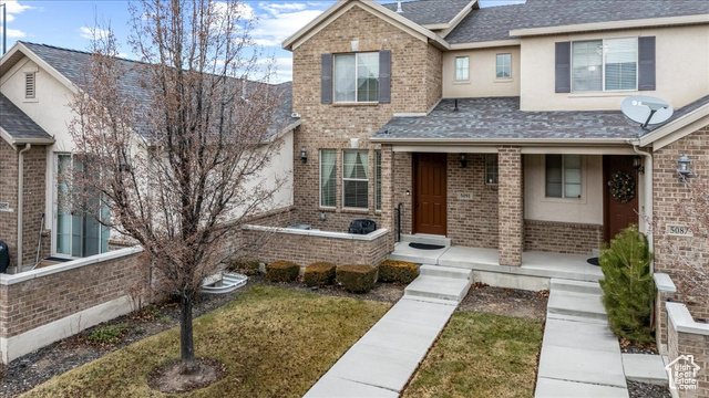 View of front of property featuring a front yard