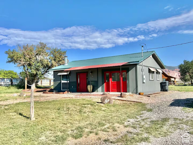 Single story home with a front yard