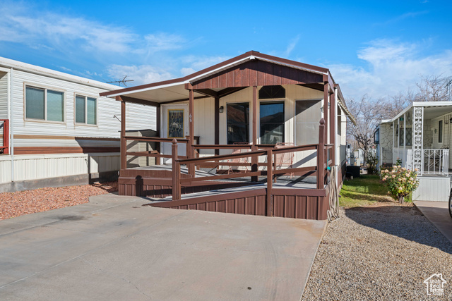 Manufactured / mobile home with covered porch