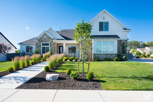 View of front facade featuring a front yard