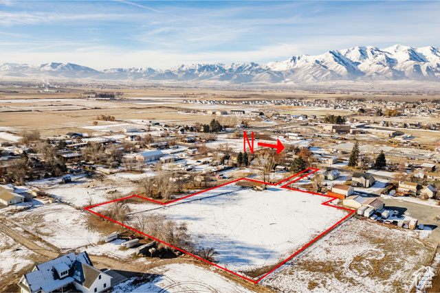 Snowy aerial view with a mountain view