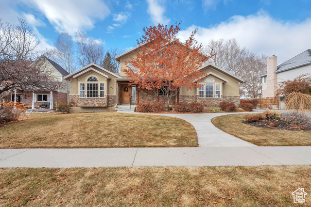 View of front of home featuring a front yard