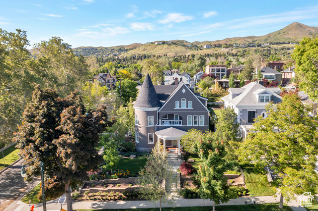 Bird's eye view with a mountain view