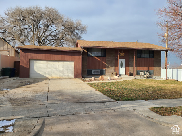 View of front facade with a front lawn and a garage