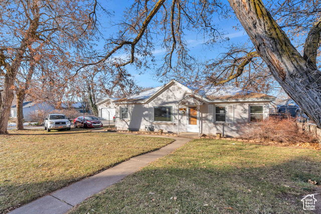 Ranch-style house with a front yard