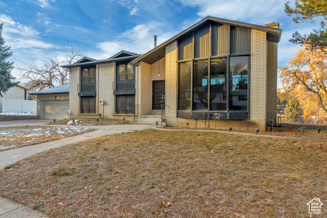 View of front of house featuring a garage