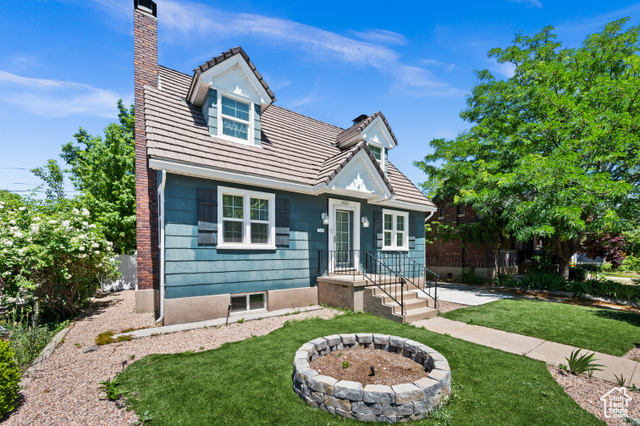 View of front facade with a front lawn