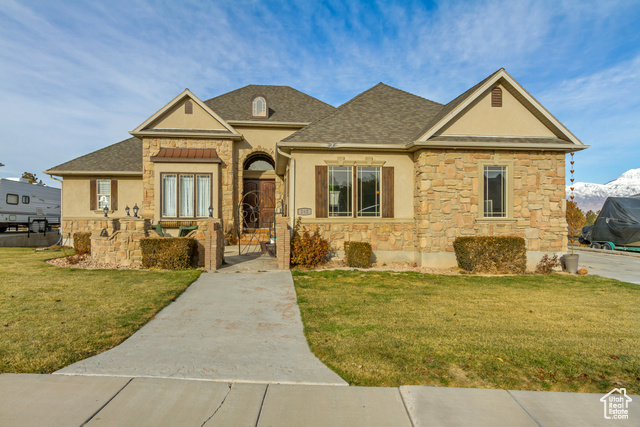 View of front of property featuring a front lawn