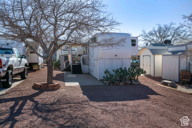 View of yard featuring a shed