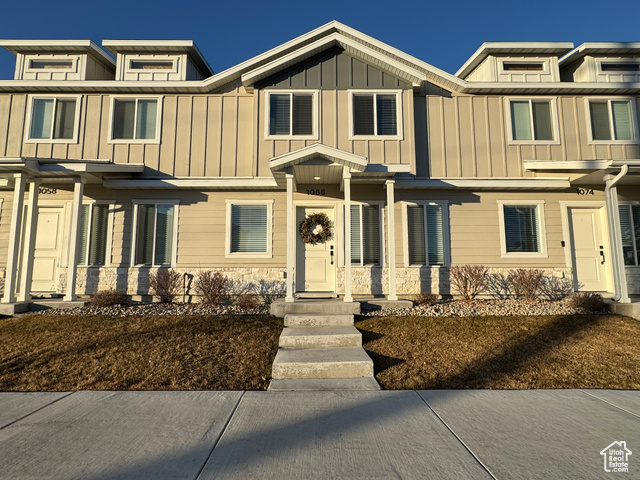 Great location, 2.5 miles from BYU, walking distance to Spring Creek Park, minutes from I-15 and Provo City Center. Beautiful townhome that's been very well taken care of with granite countertops, kitchen island, stainless appliances, 2-car garage, etc... . Don't miss out on this one!