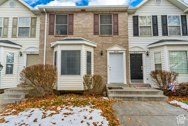 ***AVAILABLE TO SEE STARTING SATURDAY 1/25/25*** Great opportunity! 3 bed, 2 bath for $275,000! This well priced, cute and cozy townhome is ready for your updates and finishing touches. The kitchen features plenty of counter and cabinet space, offering flexibility for your needs. Upstairs, you'll find generously sized bedrooms with plenty of closet space, and the home offers additional storage throughout. Enjoy a private patio perfect for outdoor relaxation. Located in a quiet, well-established community, this home is close to parks, schools, and shopping, providing both convenience and a peaceful retreat. Don't miss out on this great opportunity!