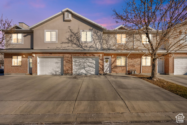 Spacious 3-bedroom, 3-bathroom townhouse in a desirable gated community in Murray, UT. This home offers a great layout and provides easy access to major highways, shopping, and local attractions. A perfect option for those seeking comfort and convenience in a well-established neighborhood