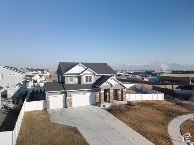 View of front of home featuring a front yard