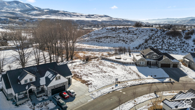 Snowy aerial view featuring a mountain view