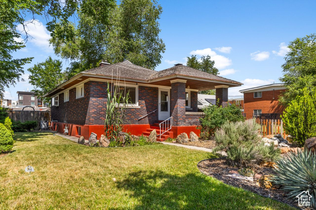 View of front of home featuring a front yard