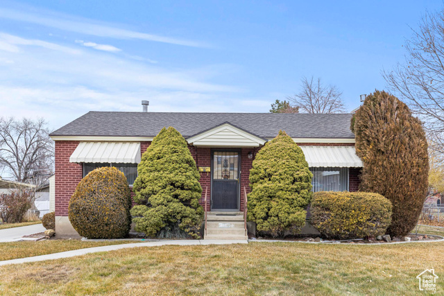 View of front of house featuring a front lawn