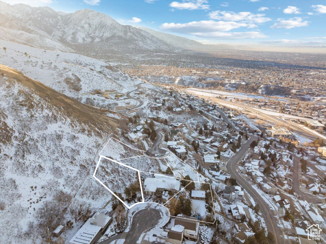 Snowy aerial view with a mountain view