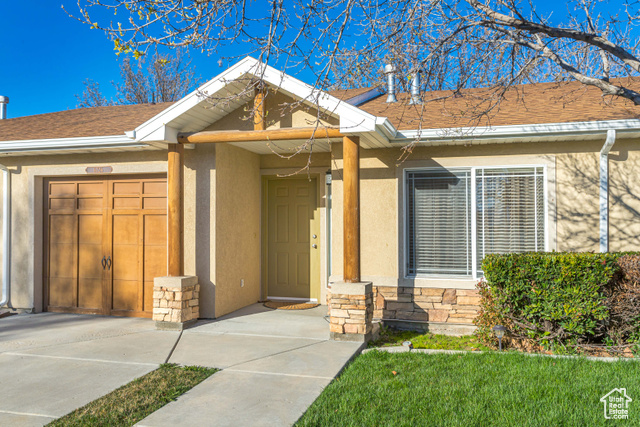 Extremely clean & updated main floor townhome. Great room design with vaulted ceilings. Upgraded flooring, cabinets and appliances. Attached garage with 1 car driveway. Excellent location close to Jordan Landing and Bangerter Highway.