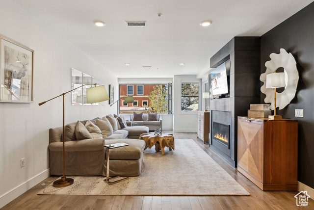 Photo 4 for MLS #2070598 at 820 Park Ave #203