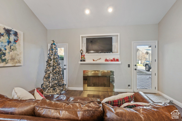 Photo 4 for MLS #2076658 at 819 N Juniperpoint Dr