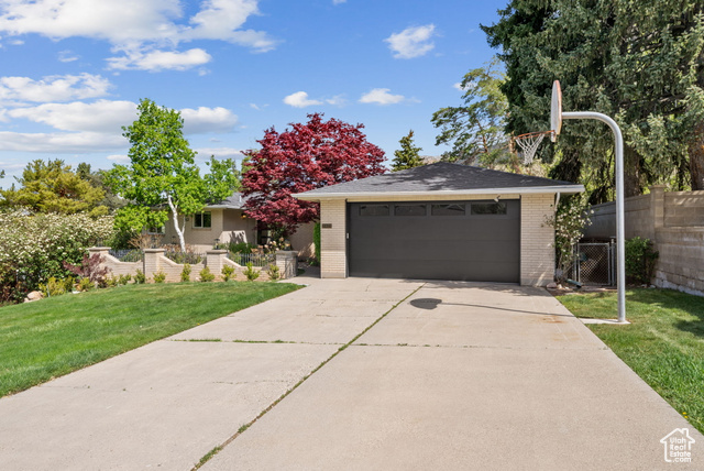 2927 E OAKHURST DR, Salt Lake City UT 84108