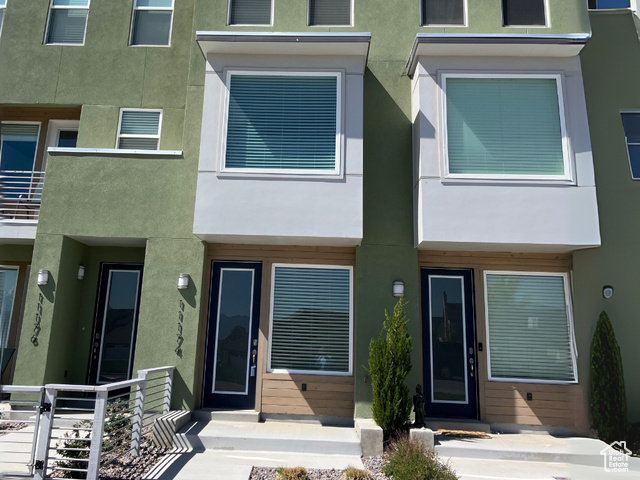 11174 S LAKE RUN RD W 435 South Jordan, Utah Mint Condition! Walk in to a perfectly kept 2 bedroom + flex room, 1.5 bathroom townhome. Built in 2022 by Sego Homes, this property has all the amenities you need to thrive. Modern finishes, high ceilings, open floorplan, schedule a showing today!