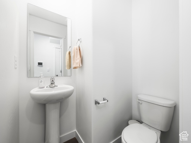 Photo 8 for MLS #2083284 at 944 E Jack Dr