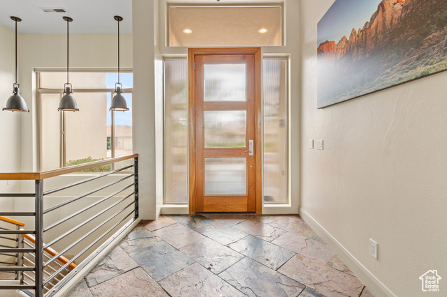 Photo 3 for MLS #2083357 at 1640 S Agate Cir