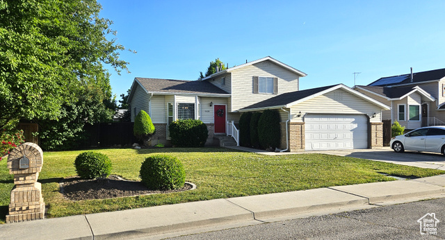 Beautiful home in a great neighborhood!  Close to schools, shopping and the freeway is just a hop, skip & a jump away. Mature and private yard.  Bring your pickiest buyers. This 3 bed, 2 bath home is Just what you are looking for.