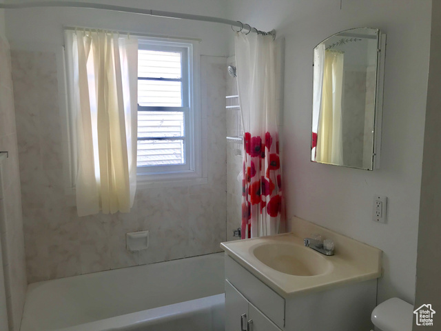 Photo 5 for MLS #2085903 at 3374 Porter Ave