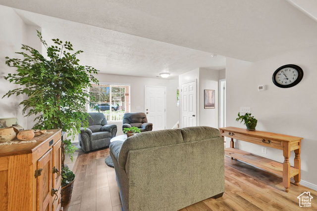Photo 11 for MLS #2086080 at 1076 E Creekside