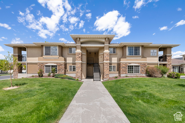 191 E SPENCER PEAK WAY I2 Draper, Utah Looking for a ground floor unit with 3 bedrooms in the heart of Draper? You've found it! No stairs, tons of windows letting in light, clean and move-in ready! Close to shops, restaurants, gym, movies, and freeway. This is the one you've been waiting for. Vacant and easy to show.
