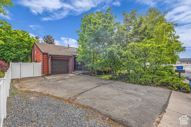 1054 E LAMPLIGHTER DR, River Heights UT 84321