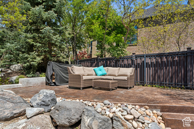 Photo 6 for MLS #2087189 at 1 S Crosshill Ln