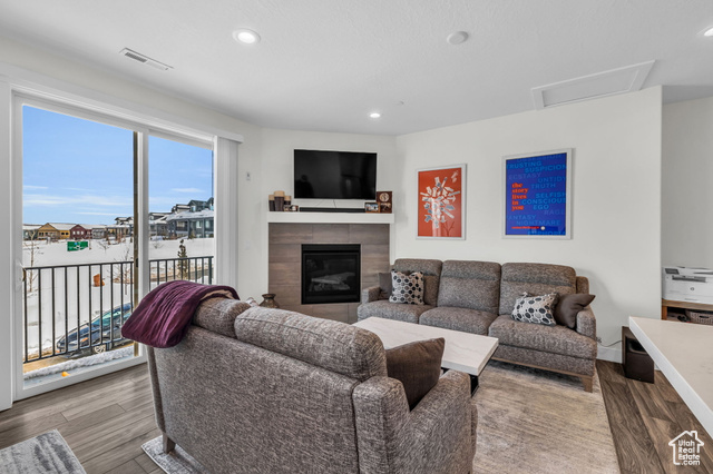 Photo 3 for MLS #2087310 at 3041 Cedar Dr