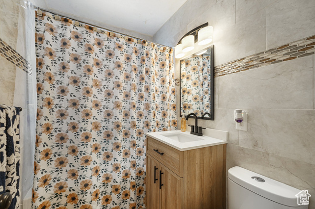 Photo 11 for MLS #2087328 at 705 N American Beauty Dr