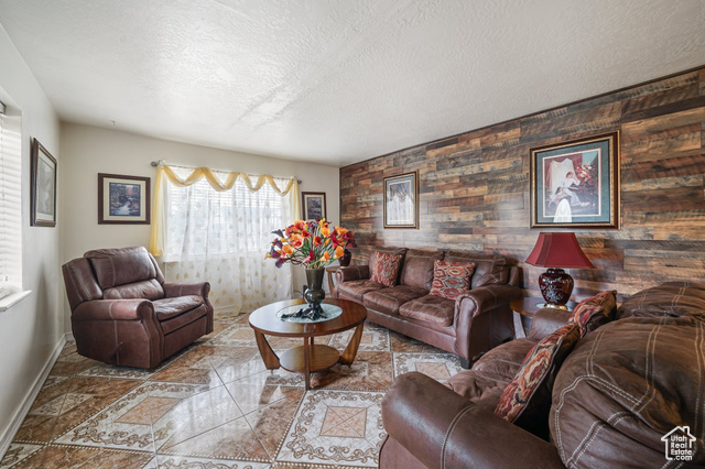 Photo 8 for MLS #2087328 at 705 N American Beauty Dr
