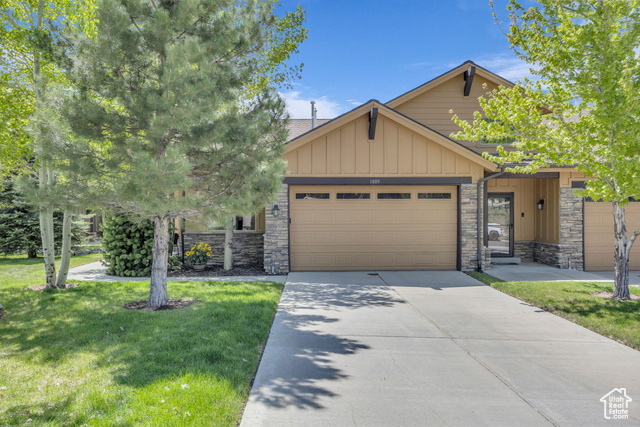 1009 W WHITE CLOUD TRL Kamas, Utah Downhill end unit in Black Rock Ridge with 3 beds, 4 bth, 2 living areas, dining room, & 2 fireplaces. Just 8 mins to Park City with views from Canyons to Deer Valley. Main-level living, walk-out basement, pet-friendly, move-in ready, views galore.
