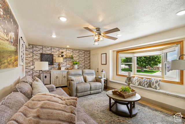 Photo 3 for MLS #2088520 at 315 Emery Ave