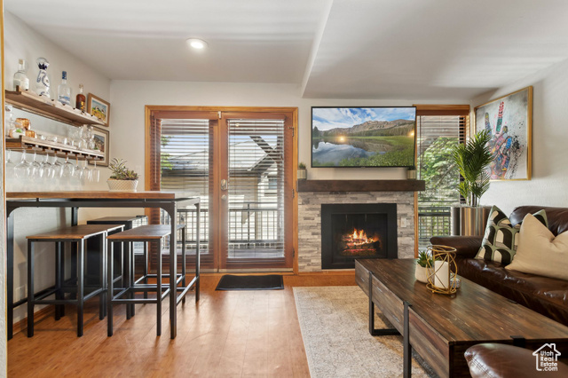 Photo 3 for MLS #2088641 at 470 Woodside Ave #10