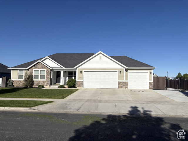 239 N 2400 E Spanish Fork, Utah Featuring a main-level primary suite, 3 bedrooms upstairs, and 2 additional bedrooms in the basement. Square footage figures are provided as a courtesy estimate only and were obtained from state site. Buyer is advised to obtain an independent measurement. Located in a peaceful area with a stunning view of the mountains, this home offers both comfort and breathtaking scenery.