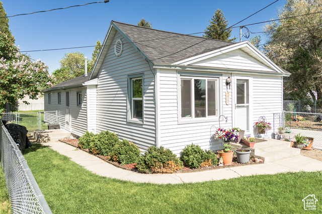 Photo 2 for MLS #2089581 at 220 S 2nd
